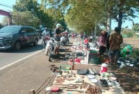 Kisah Pak Suyatno, mantan pemeriksa kulit internasional yang kini berjualan klitikan di Imogiri, Yogyakarta, setelah pulang kampung sejak 2006. foto: Istimewa