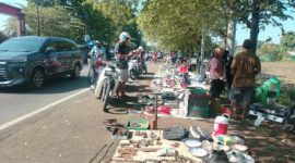 Kisah Pak Suyatno, mantan pemeriksa kulit internasional yang kini berjualan klitikan di Imogiri, Yogyakarta, setelah pulang kampung sejak 2006. foto: Istimewa