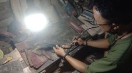 Pengrajin Sleman Mei Anjar Witolo konsisten melestarikan senjata tradisional Nusantara sebagai identitas budaya di tengah gempuran modernisasi. foto: Istimewa