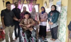 Dinsos Sleman Berikan Kursi Roda untuk Lansia di Condongcatur, Bantu Tingkatkan Kemandirian