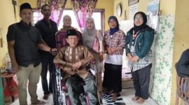 Dinsos Sleman serahkan bantuan kursi roda untuk lansia di Condongcatur guna dukung mobilitas dan kemandirian warga. foto: Istimewa